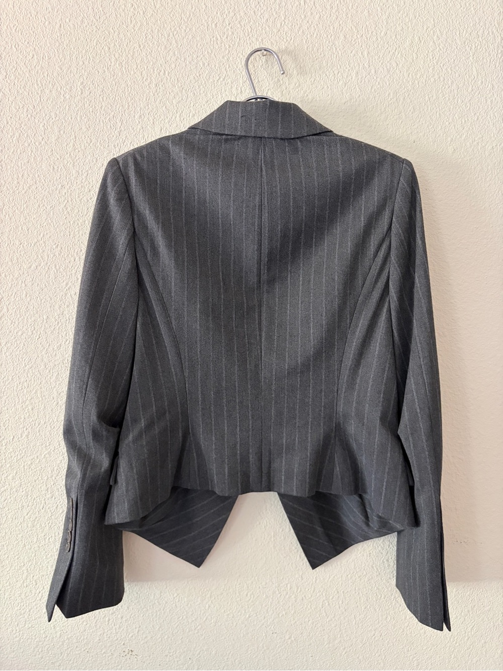 BCBGMAXAZRIA Women’s Gray Pinstripe Tailored Blazer Jacket Size M - Picture 3 of 5